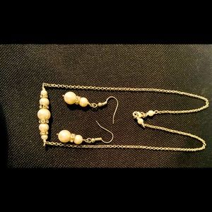 Set earrings and necklace pearls